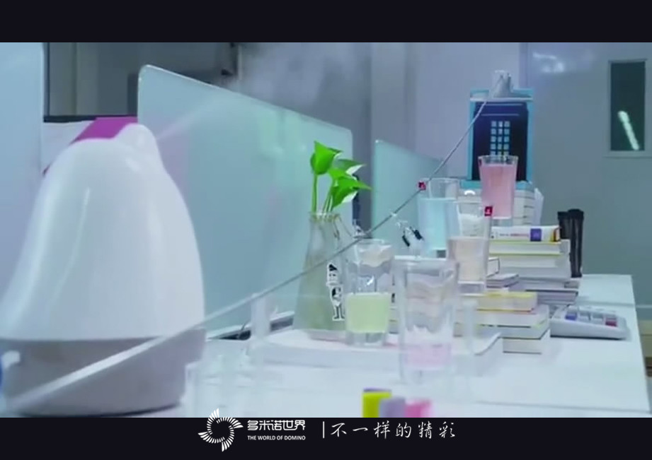 “I’m BACK！”黑莓視頻—精巧多米諾裝置展示KEYone新品特性