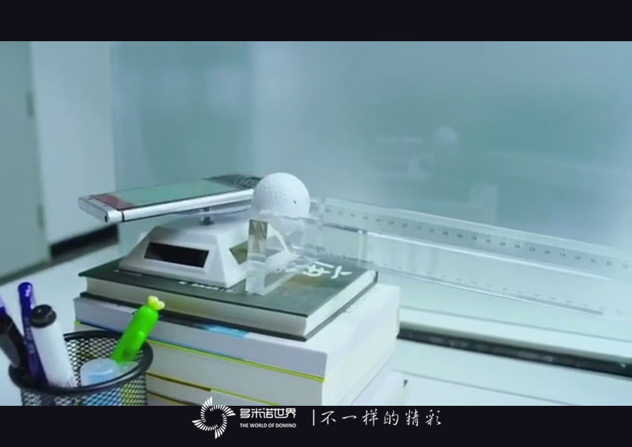 “I’m BACK！”黑莓視頻—精巧多米諾裝置展示KEYone新品特性